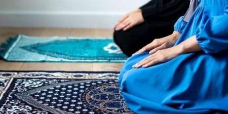 هل تصح صلاة المرأة إماما بالنساء، وأين تقف؟ الإفتاء توضح