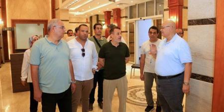 في أول يوم من توليه رئاسة البيت الفني للمسرح، إيهاب فهمي يتفقد مسرح مصر تمهيدًا لافتتاحه