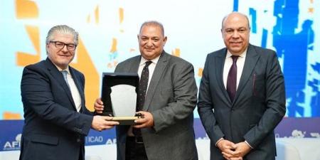 وزير الطيران يكرم محمد رحمة بعد توليه منصب المدير الإقليمي للإيكاو بالشرق الأوسط
