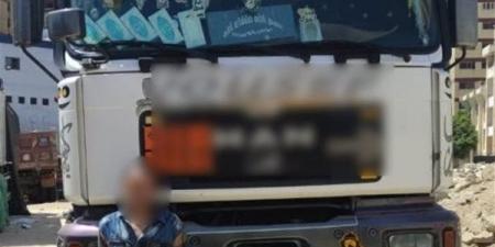 فيديو على السوشيال ميديا يقود لضبط سائق نقل، صدم سيارة وفر هاربا والتحقيقات تكشف مفاجئة