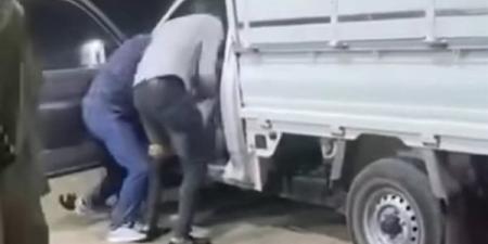 واقعة فيديو "واخد مراتي وبيديها بودرة"، الأمن يكشف ملابسات خطف شاب بالقوة وسط الشارع بالبحيرة (فيديو)