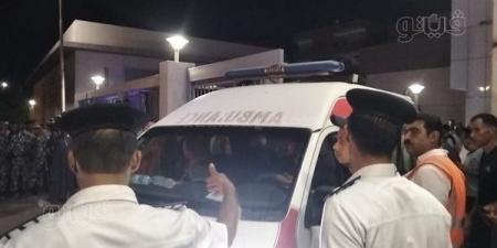 لحظة خروج جثامين ضحايا حادث الدواويس بالإسماعيلية من مستشفى القصاصين (فيديو وصور)
