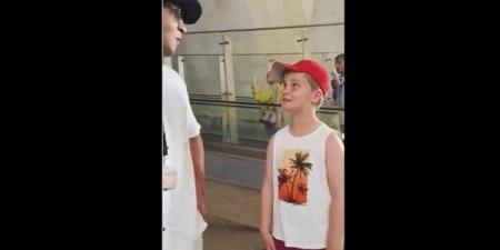 موقف طريف بالمتحف المصري، طفل إنجليزي يحول محمد صلاح لأعظم ملوك مصر بدلا من رمسيس (فيديو)