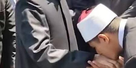 بعد واقعة وزير الأوقاف، ما حكم الشرع في تقبيل يد المشايخ والعلماء - النيل نيوز