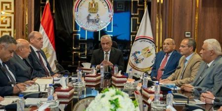 "جمبلاط" يتابع الموقف التنفيذي للتعاقدات وخطط تطوير شركات الإنتاج الحربي المصنعة للذخائر - النيل نيوز