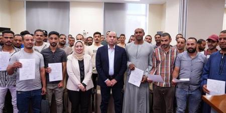 مقابل 20 ألف جنيه ومزايا أخرى، رداد يسلّم عقودًا جديدة لـ فلاحين للعمل بالأردن - النيل نيوز