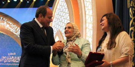 فرحة وأحضان بين الرئيس السيسي وآمال الحاصلة على الدكتوراه في الـ 83 من عمرها - النيل نيوز