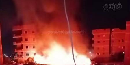 إعصار النار والدخان يثير فزع الأهالي، حريق هائل يلتهم مصنع أخشاب في عزبة رشوان بالشرقية (صور) - النيل نيوز