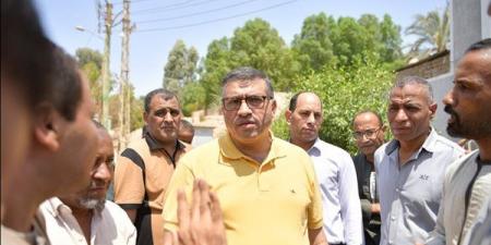 محافظ قنا يستمع لمطالب أهالي قرية "الجزيرية" ويوجه بحل مشكلات المياه والصرف والانتهاء من صيانة المدرسة الابتدائية (صور) - النيل نيوز