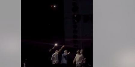 خرج على ضوء كشافات الهواتف، انقطاع الكهرباء ينهي حفلة مروان خوري في دمشق (فيديو) - النيل نيوز