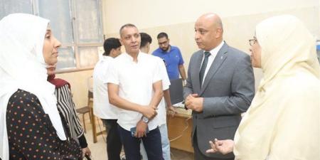 نائب رئيس جامعة قنا يتفقد أعمال الكشف الطبي للطلاب الجدد (صور) - النيل نيوز