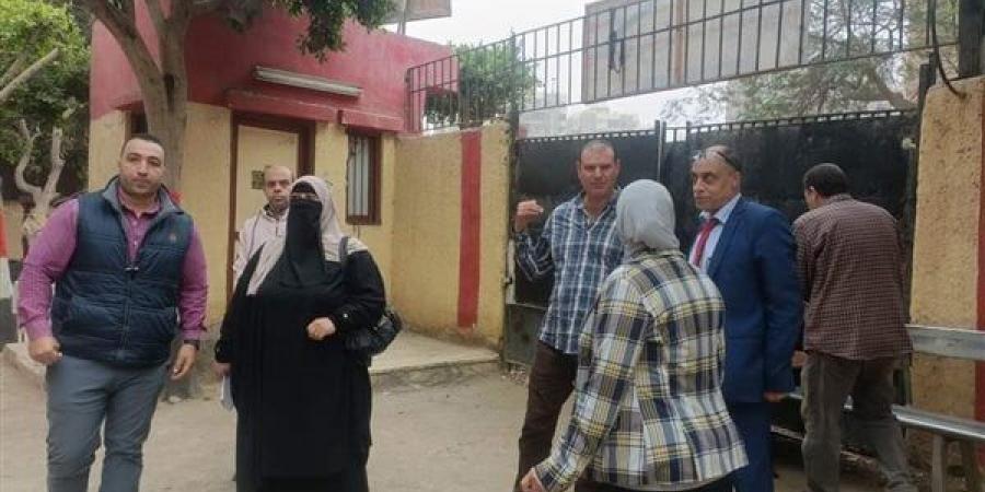 رئيس
      حي
      الهرم
      يتفقد
      جاهزية
      المدارس
      للانتخابات
      الرئاسية
      (صور)