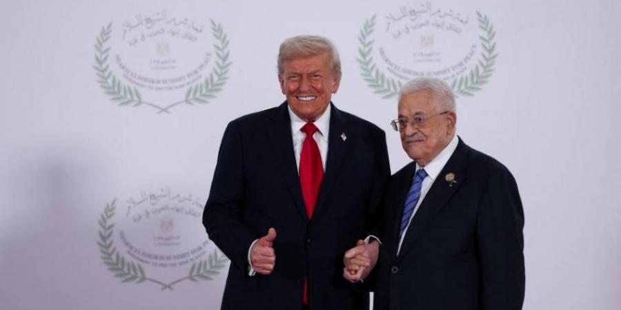 ترامب يصافح الرئيس الفلسطيني محمود عباس في قمة مصر حول غزة