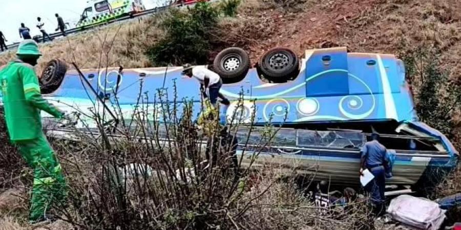 بينهم أطفال.. سقوط حافلة يودي بحياة 42 شخصاً في جنوب إفريقيا