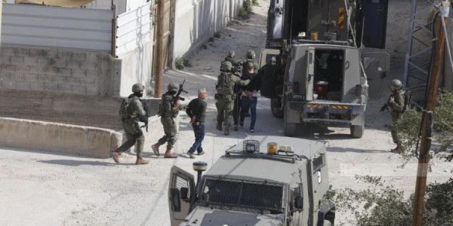 الاحتلال يعتقل خمسة شبان من جنين بينهم أربعة بعد محاصرة منزل في الحي الشرقي