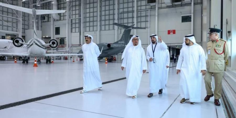 ضاحي خلفان يشيد بالكفاءات الوطنية في الطيران الخاص