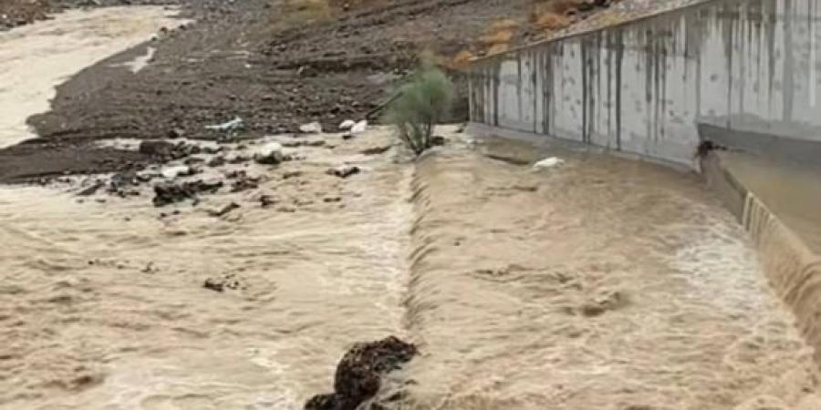 أمطار على مناطق متفرقة وتوقع استمرارها اليوم وغداً