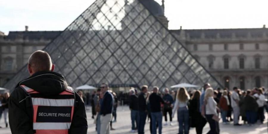 اللوفر يفتح أبوابه بعد «سرقة القرن»