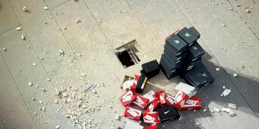 «مهمة مستحيلة» في فلوريدا: يخترقون سقف مول لسرقة أحذية بـ50 ألف دولار