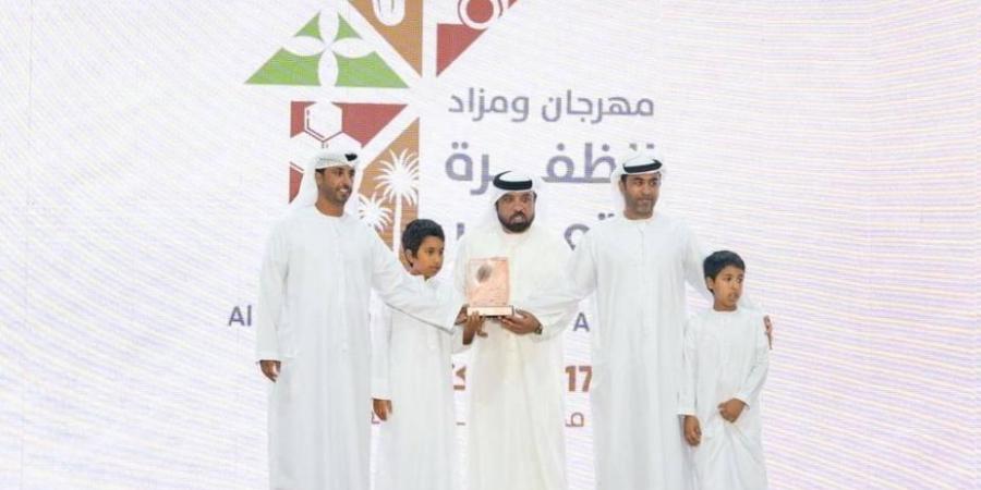 «الظفرة للتمور» يتوج الفائزين بمزاينة الشيشي