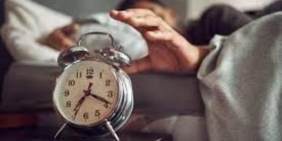 بدء العد التنازلي للتوقيت الشتوي بمصر.. كيف تتجنب مخاطر تغيير الساعة؟
