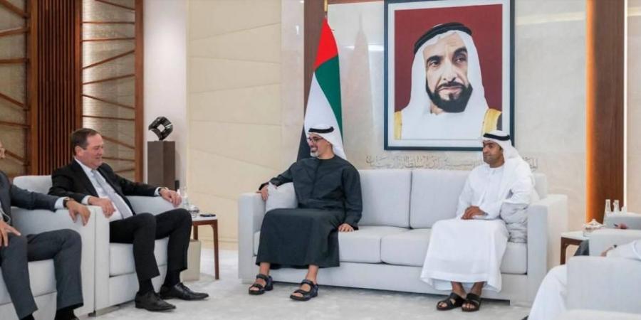خالد بن محمد بن زايد ورئيس مجلس إدارة «سيسكو» يبحثان الشراكة في الذكاء الاصطناعي
