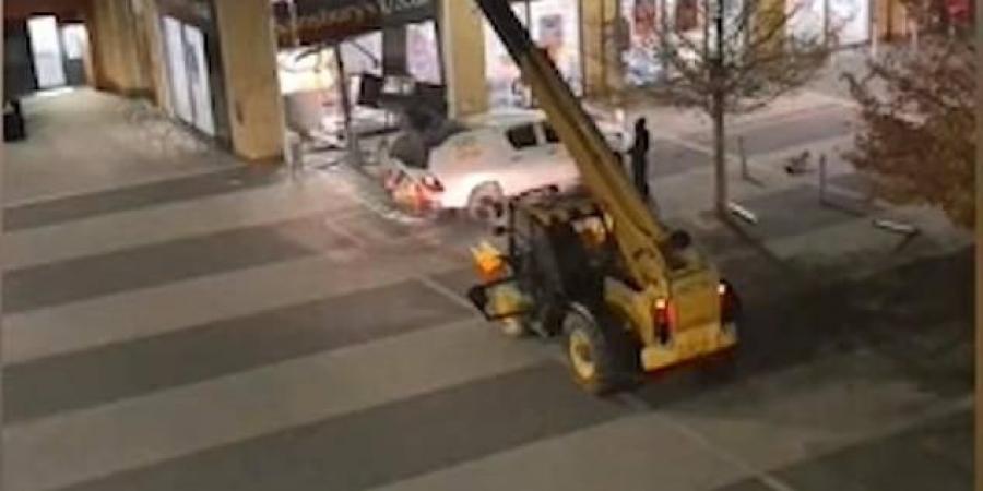 بطريقة هوليوودية.. سرقة صراف آلي في بريطانيا (فيديو)