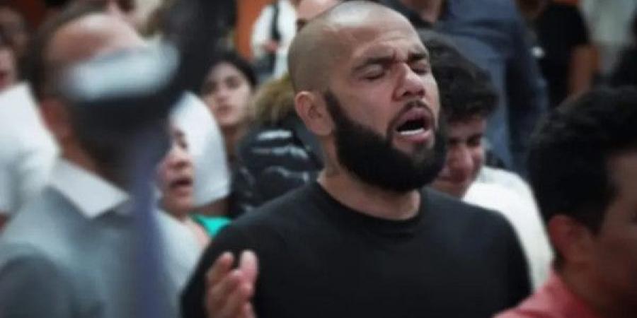 نجم برشلونة يتحول إلى واعظ في الكنيسة بعد قضية "الاغتصاب"