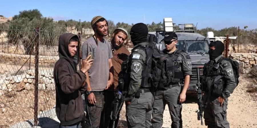 إسرائيل ترحّل أمريكيتين تطوعتا في موسم قطف الزيتون بالضفة