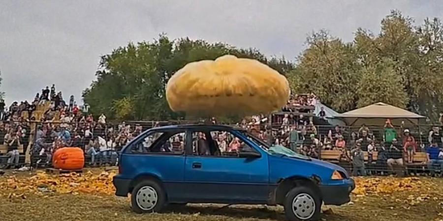 أمريكي يحطم سيارته بيقطينة