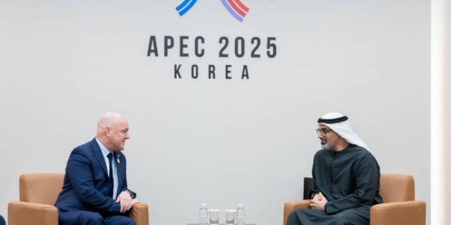 خالد بن محمد بن زايد ورئيس وزراء نيوزيلندا يبحثان التعاون الاقتصادي والاستثماري