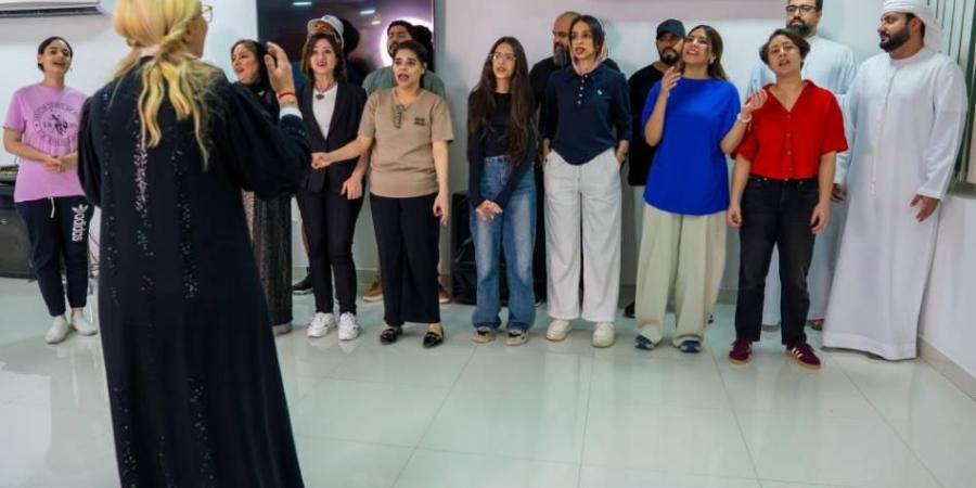 مسرح دبي يبدأ «الغناء الجماعي»