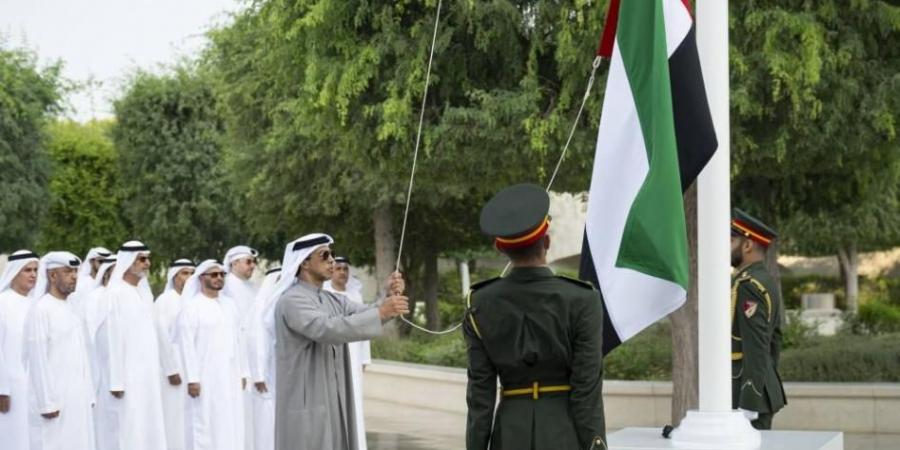 منصور بن زايد: علم الإمارات سيبقى رمزاً للعزة والسيادة