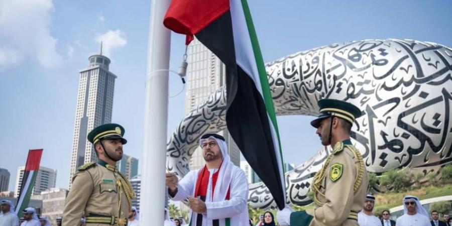 القرقاوي يرفع العلم أمام متحف المستقبل