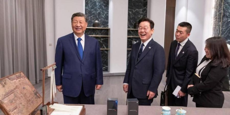 بعد إهدائه هاتفين.. شي ممازحاً لي: تحققْ من وجود باب خلفي؟