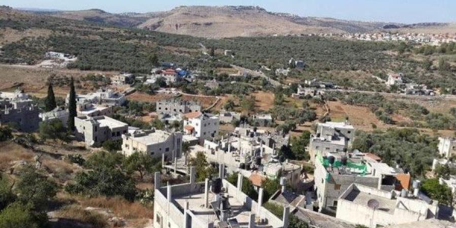 الاحتلال يحتجز أكثر من 20 مواطنا من بيت ريما ودير غسانة