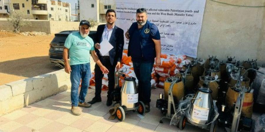الإغاثة الزراعية تسلّم معدات ومدخلات زراعية لـ102 مزارع في مسافر يطا تعزيزا لصمودهم