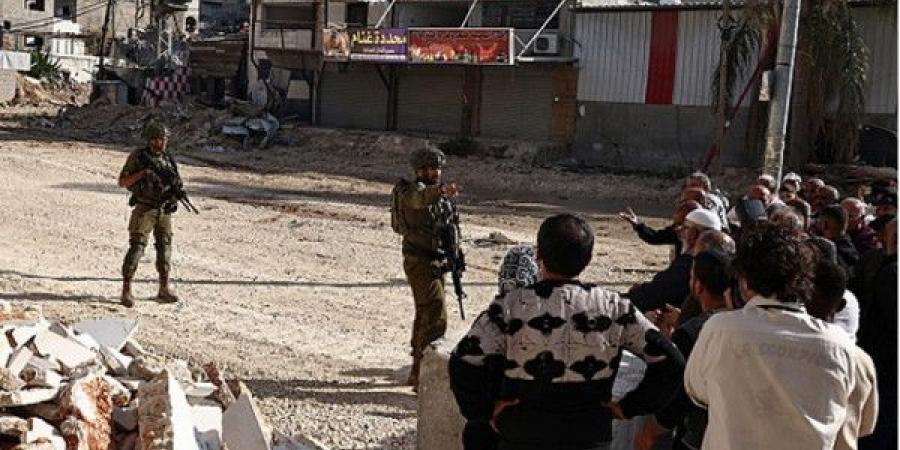 الاحتلال يعتقل 56 مواطنا بينهم سيدتين ويواصل التنكيل بالأهالي في بيت أمر