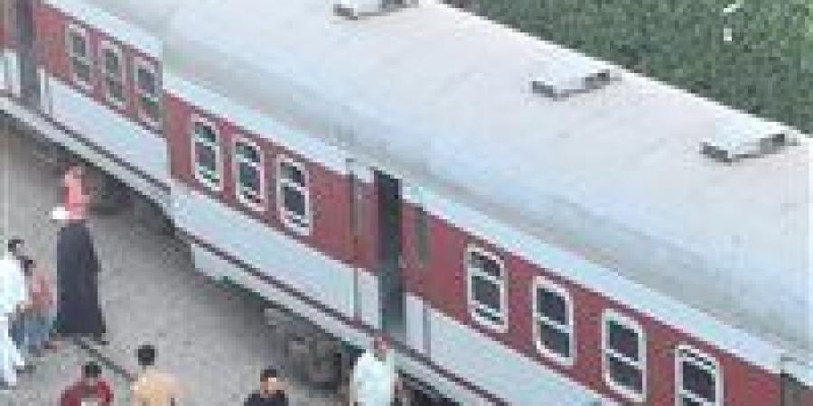 اصطدام قطار بسيارة نقل في مطروح دون إصابات وخروج عربة عن القضبان