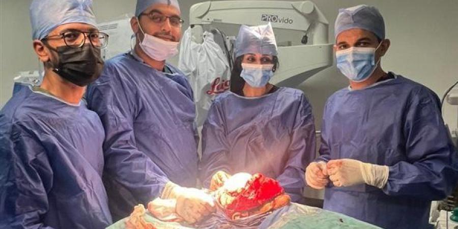 محافظ أسوان يقدم الشكر للفريق الطبي بالمستشفي التخصصى لإنقاذه حياة مريضة سقطت من الطابق الخامس