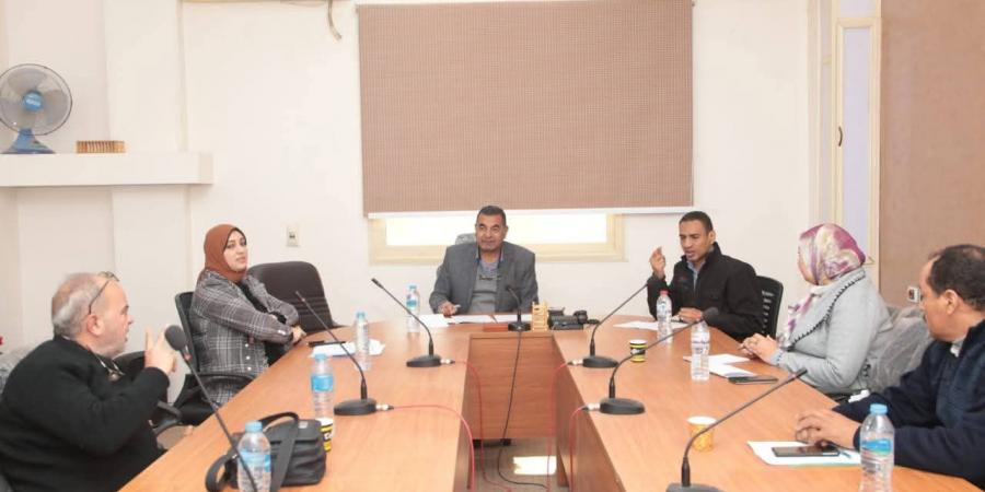 محافظ الوادي الجديد يتابع تنفيذ خطة رصف وتطوير الطرق بالمراكز