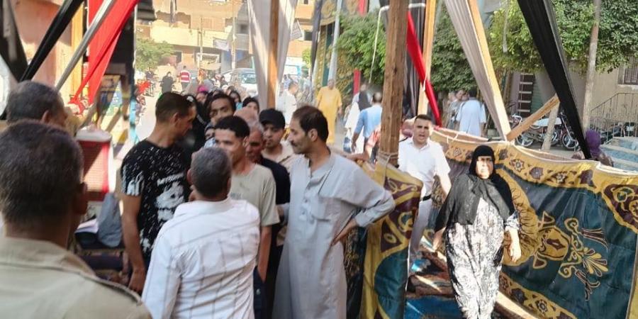 تزايد الإقبال خارج لجان مدرسة كوم الأطْرون في طوخ بالقليوبية بأول أيام إعادة المرحلة الثانية