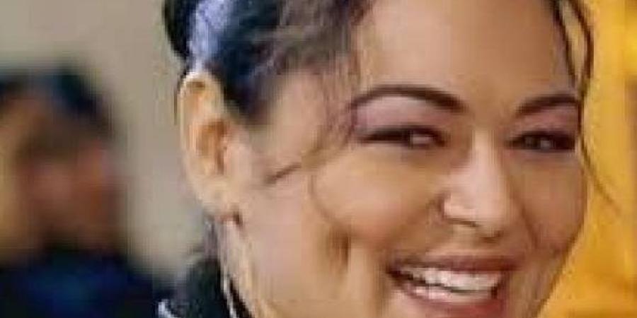 دخول في تريلا وحريق.. قصص ولحظات صعبة لـ نيفين مندور مع الموت