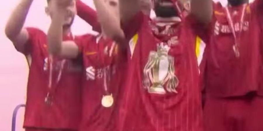 أحمد
      سعد
      يطرح
      أغنية
      فخر
      العرب
      المصري
      ويهديها
      لـ
      محمد
      صلاح|
      تعرف
      على
      كلماتها