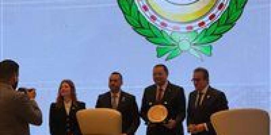 الصحة:
      فوز
      مصر
      بجائزتي
      الطبيب
      العربي
      والعمل
      المميز
      في
      التمريض
      والقبالة
      خلال
      أعمال
      مجلس
      وزراء
      الصحة
      العرب
      الـ63