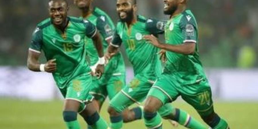 تاريخ
      قصير
      وحلم
      كبير..
      منتخب
      جزر
      القمر
      يتهيأ
      لكأس
      الأمم
      2025