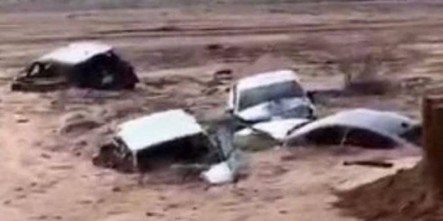 لحظة إنقاذ بطولى لسيدة جرفتها سيول آسفي بالمغرب.. فيديو