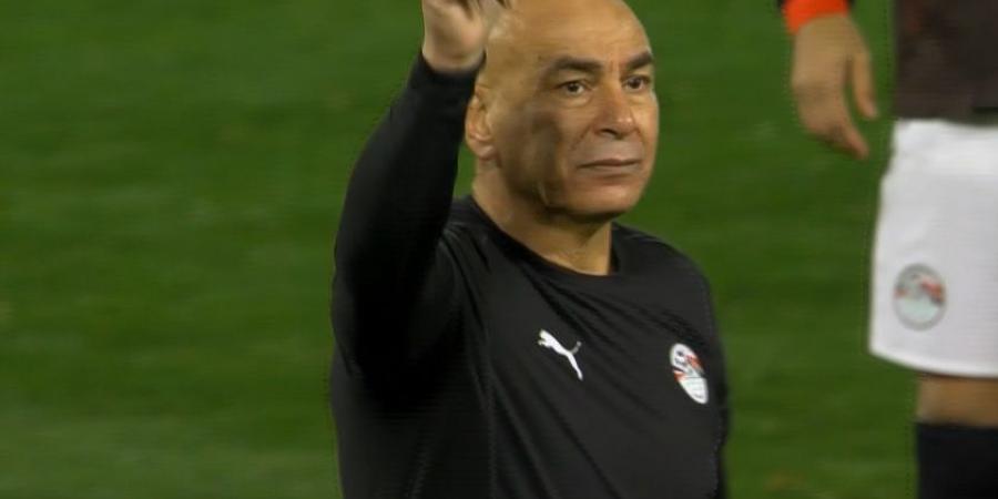 فرحة
      خاصة
      لـ
      حسام
      حسن
      مع
      الجماهير
      بعد
      فوز
      مصر
      القاتل
      على
      زيمبابوي