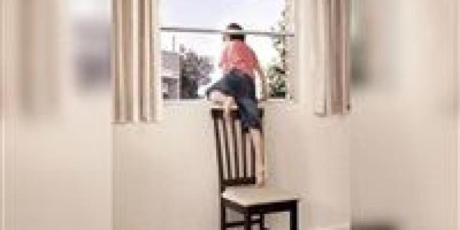 لحظة
      غفلة..
      سقوط
      طفل
      من
      شرفة
      شقته
      بالطابق
      الخامس
      في
      الطالبية