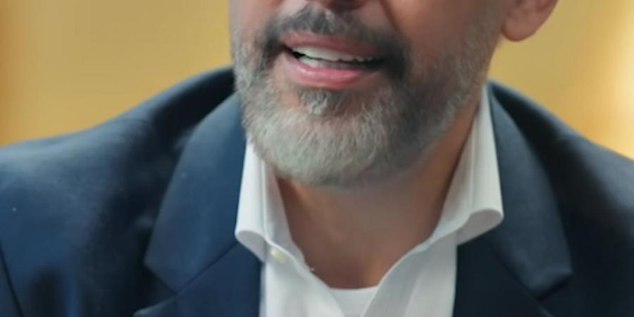 عمرو
      مصطفى:
      اديت
      عمرو
      دياب
      كل
      حياتي..
      وهذه
      نصيحة
      والدي
      لي